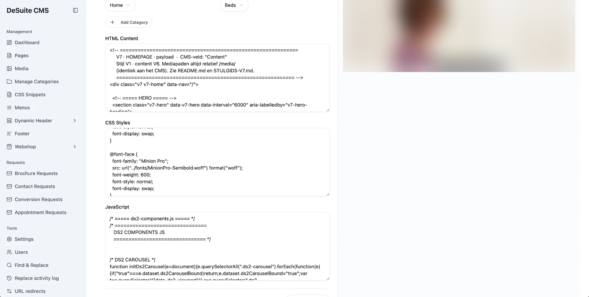 Pagina-editor in het De Suite CMS met velden voor HTML, CSS en JavaScript