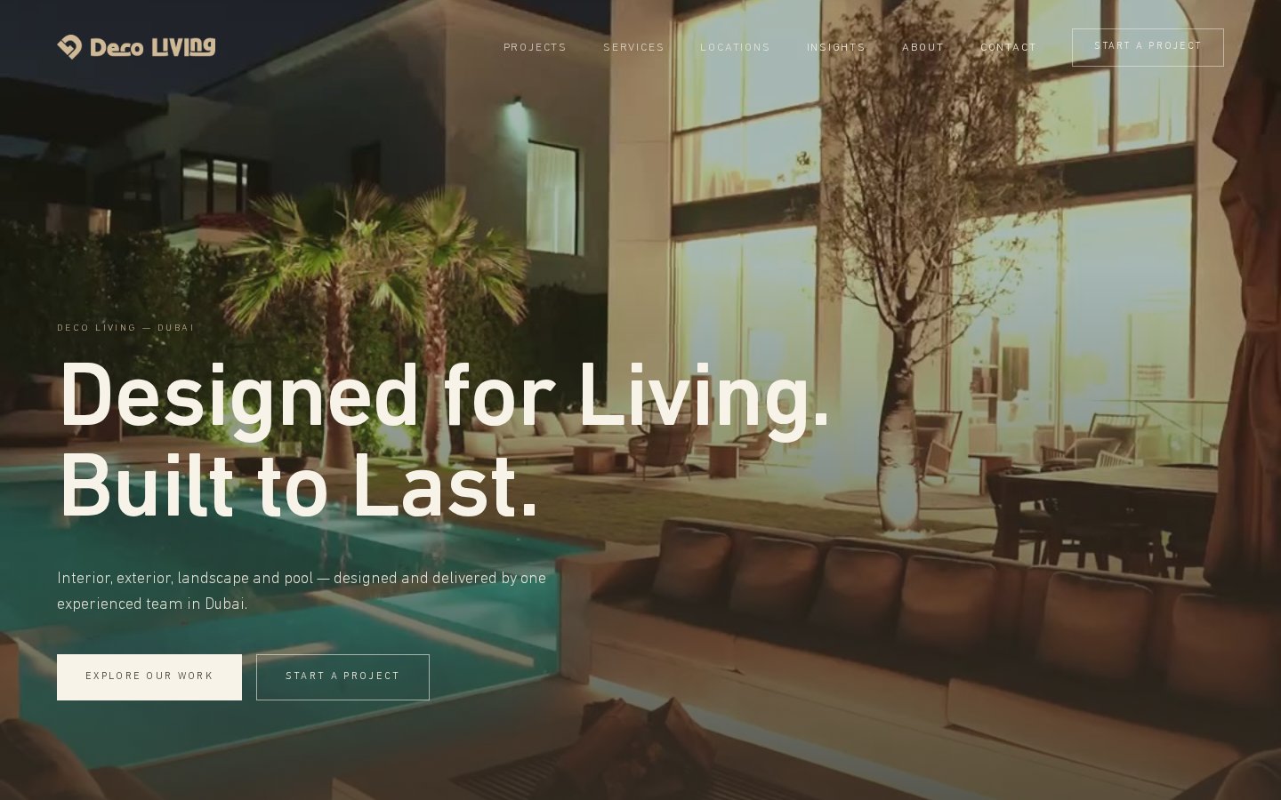 Homepage van Deco Living met een villa en zwembad in Dubai bij avondlicht
